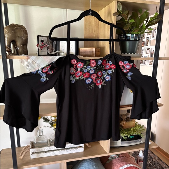 NEW INC International Concepts Floral Embroidered Black Off Shoulder Top LG - Picture 3 of 9
